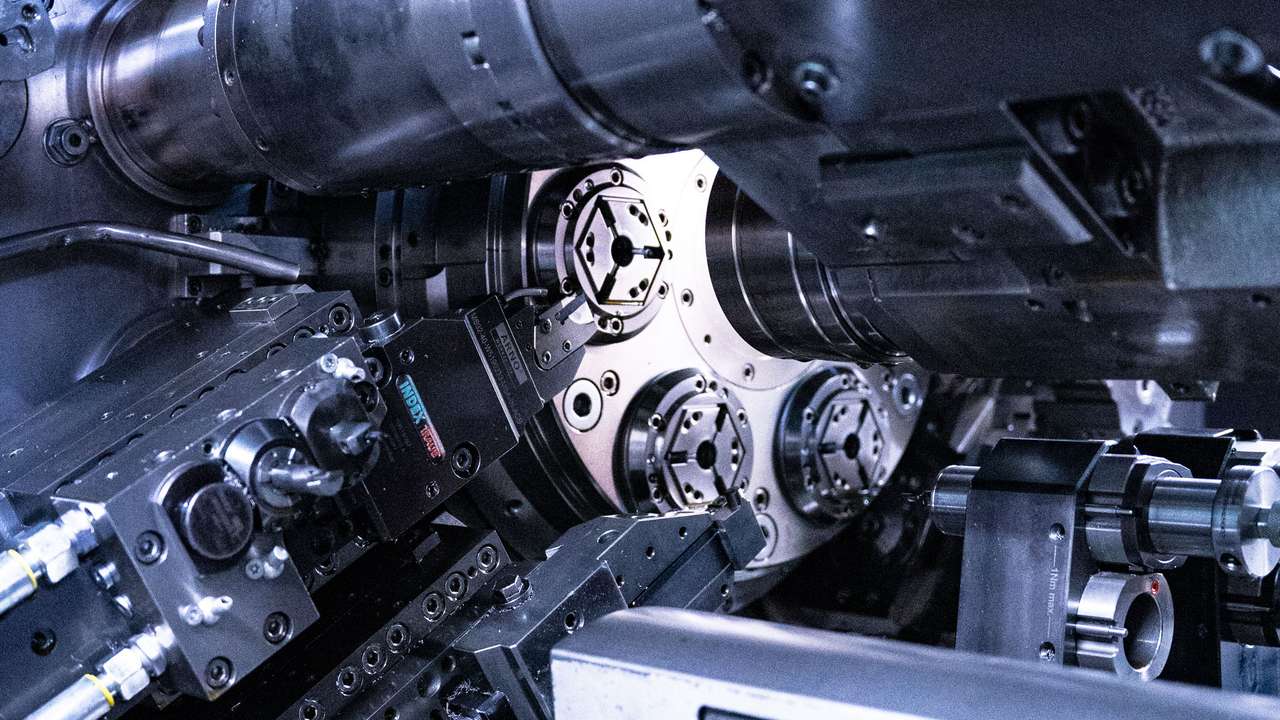Präzise Drehteile in moderner CNC-Maschine für höchste Qualität