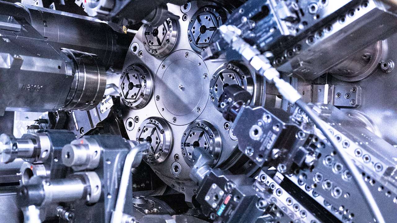 Präzise Drehteile in moderner CNC-Maschine für höchste Qualität