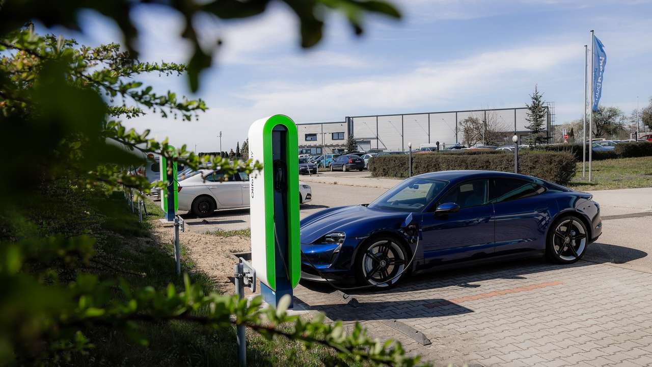 E-Ladesäule am Unternehmen mesa parts für nachhaltige Mobilität