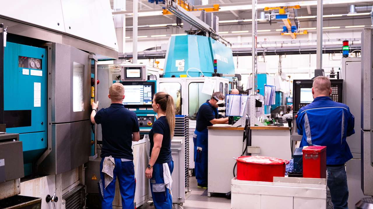 Präzise Drehteile in moderner CNC-Maschine für höchste Qualität