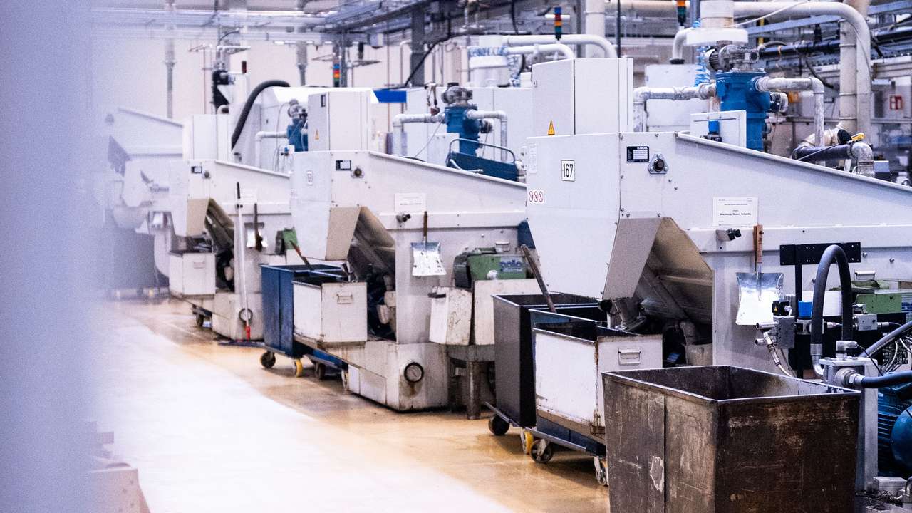Präzise Drehteile in moderner CNC-Maschine für höchste Qualität