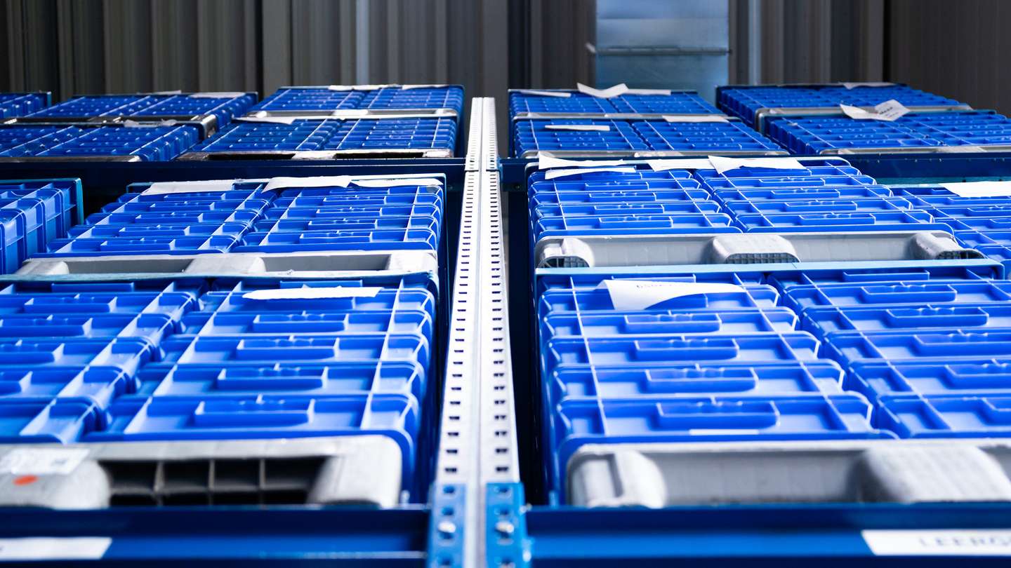 Stapel blaue Transportboxen für effiziente Logistik und Materialfluss