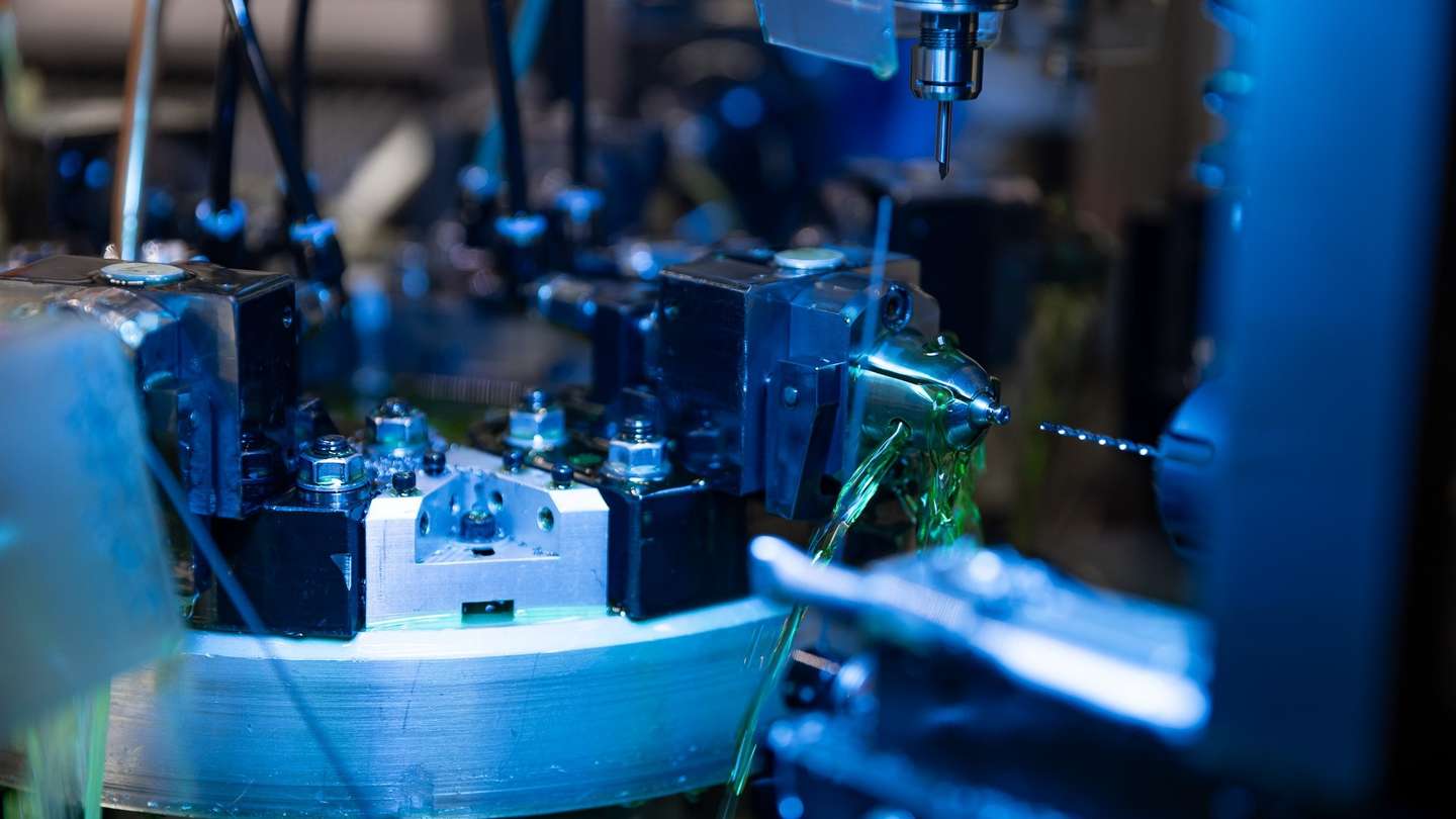 Mehrspindelmaschine, die hydraulische Komponenten mit grünem Kühlschmierstoff bearbeitet