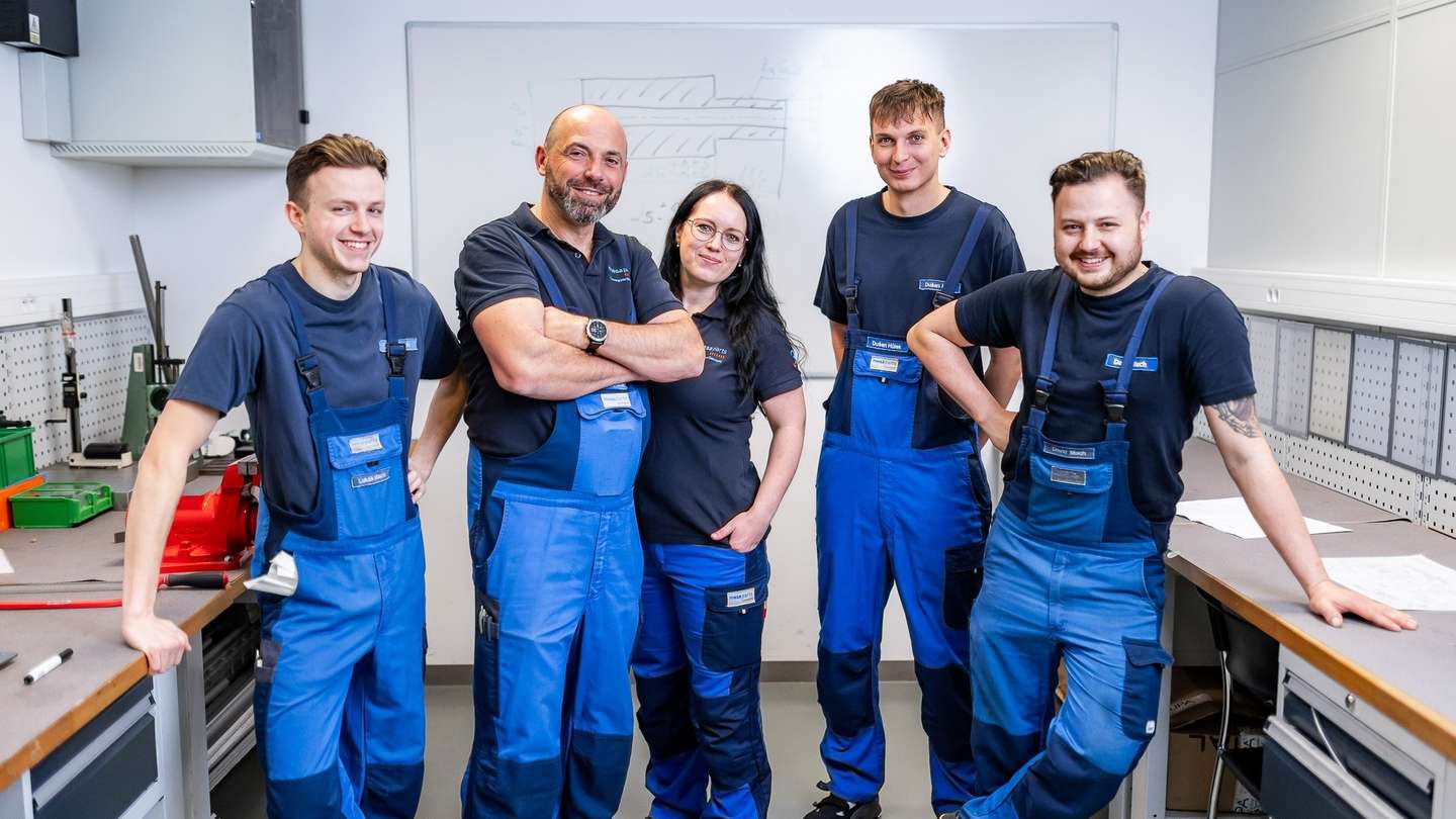 Fotografie týmu zaměstnanců mesa parts v pobočce Náchod