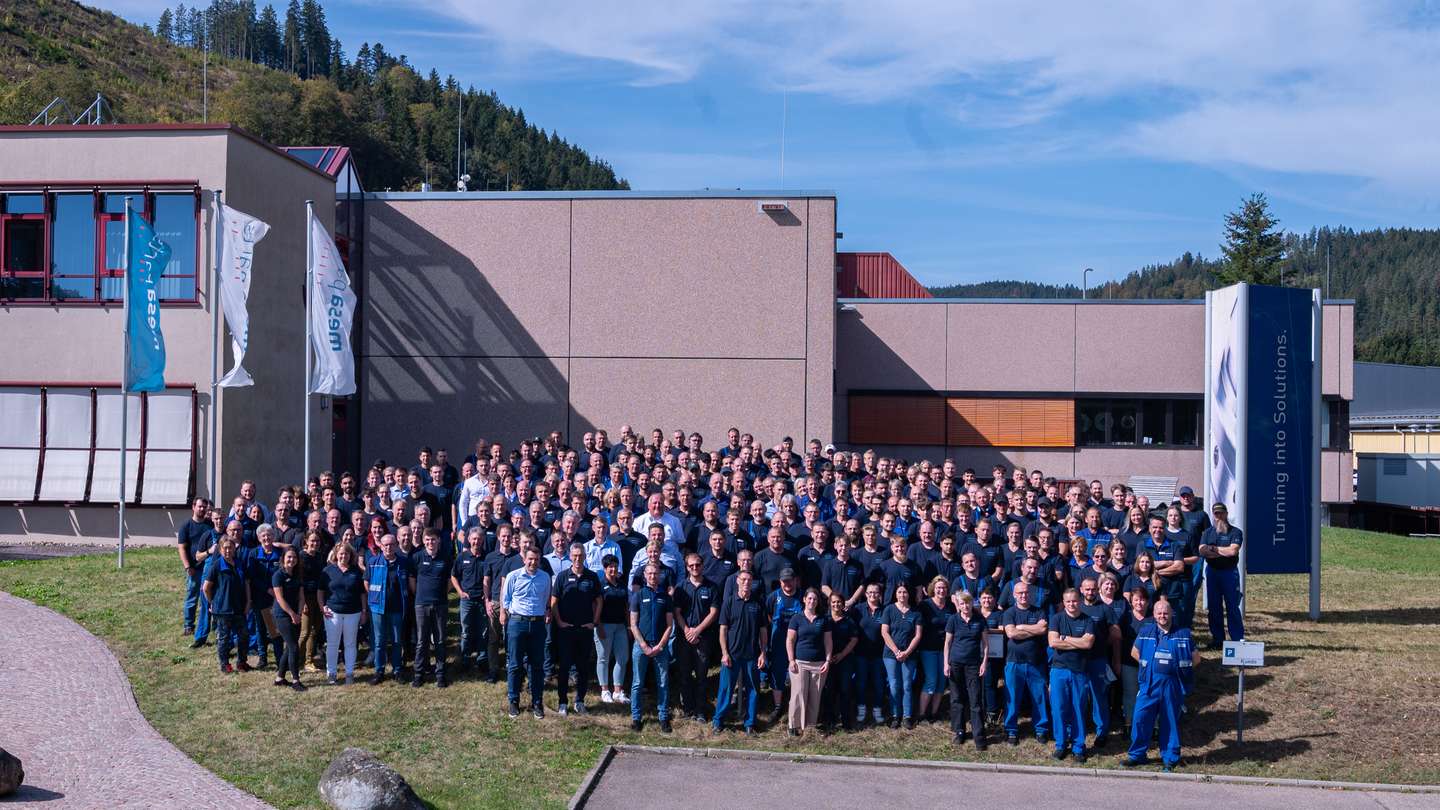 Teamfoto der Mitarbeitenden von mesa parts am Standort Lenzkirch