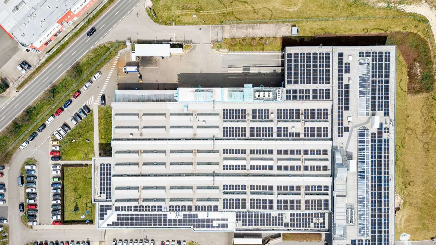 Drohnenaufnahme des Unternehmens mesa parts mit Solaranlage auf dem Dach