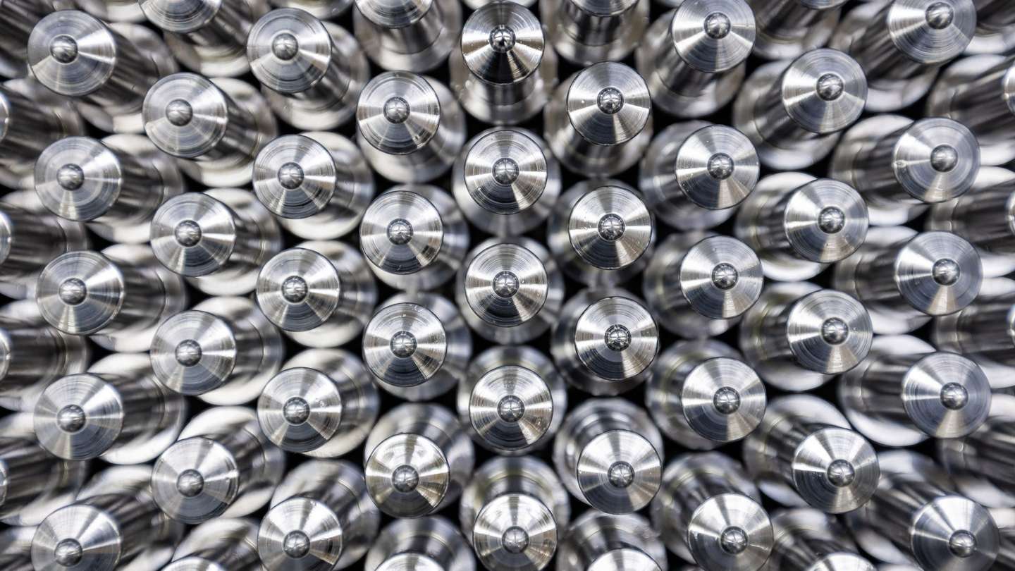Gestapelte Präzisionsteile aus Metall von mesa parts in Nahaufnahme