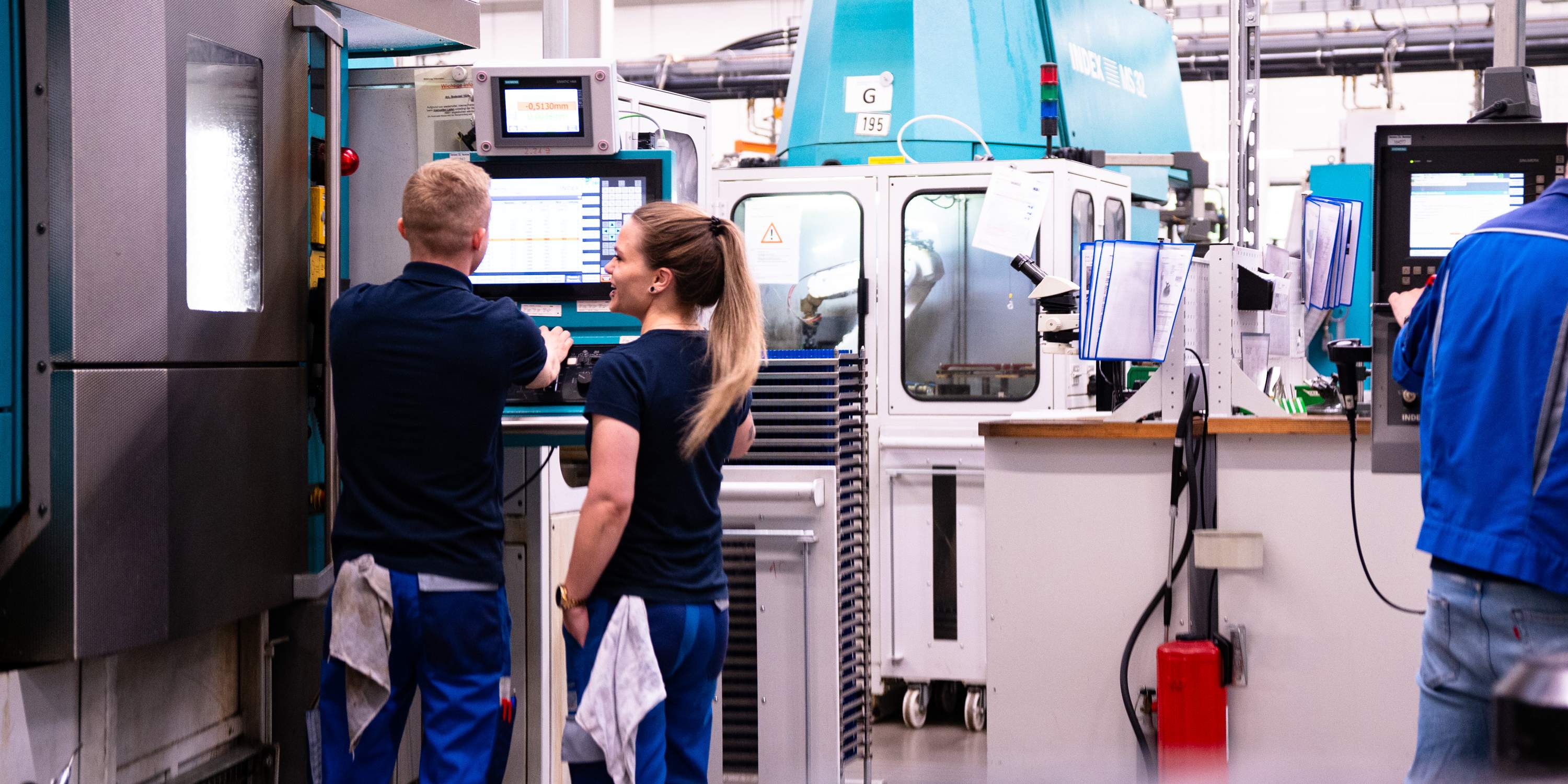 Mitarbeiter an CNC-Anlage für präzise cnc drehbearbeitung