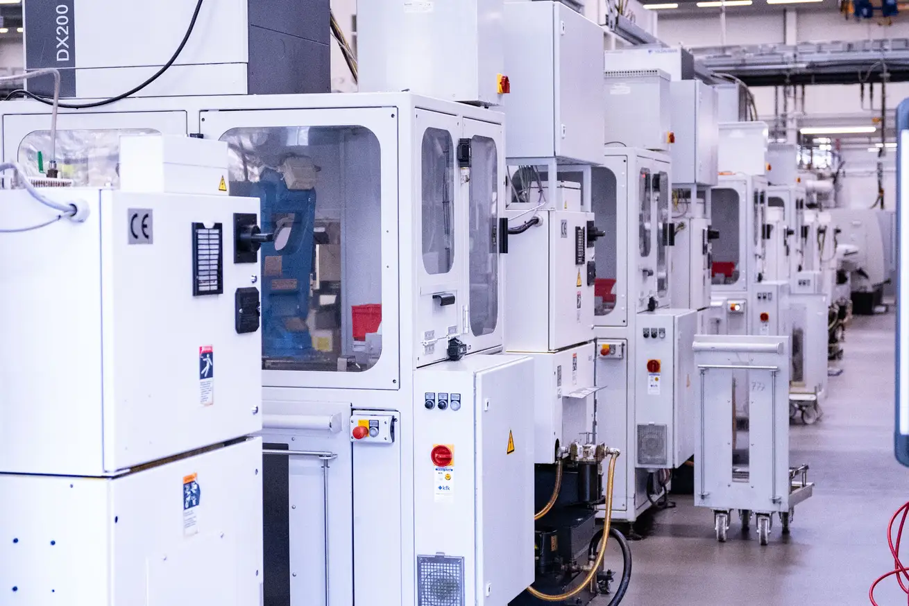 Produktionshalle mit Maschinenreihe für cnc drehbearbeitung