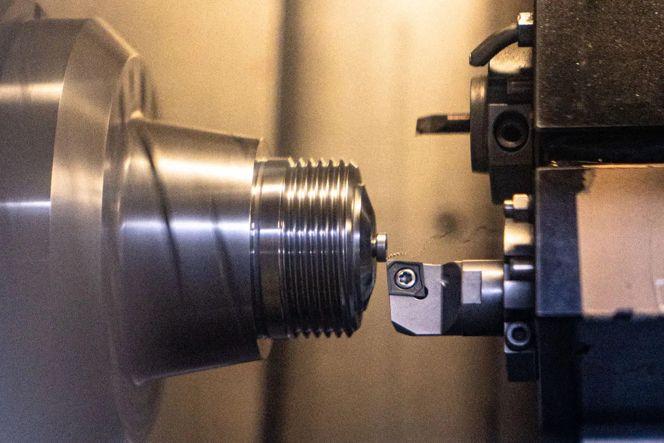 Werkzeugbearbeitung eines Metallteils durch cnc drehbearbeitung