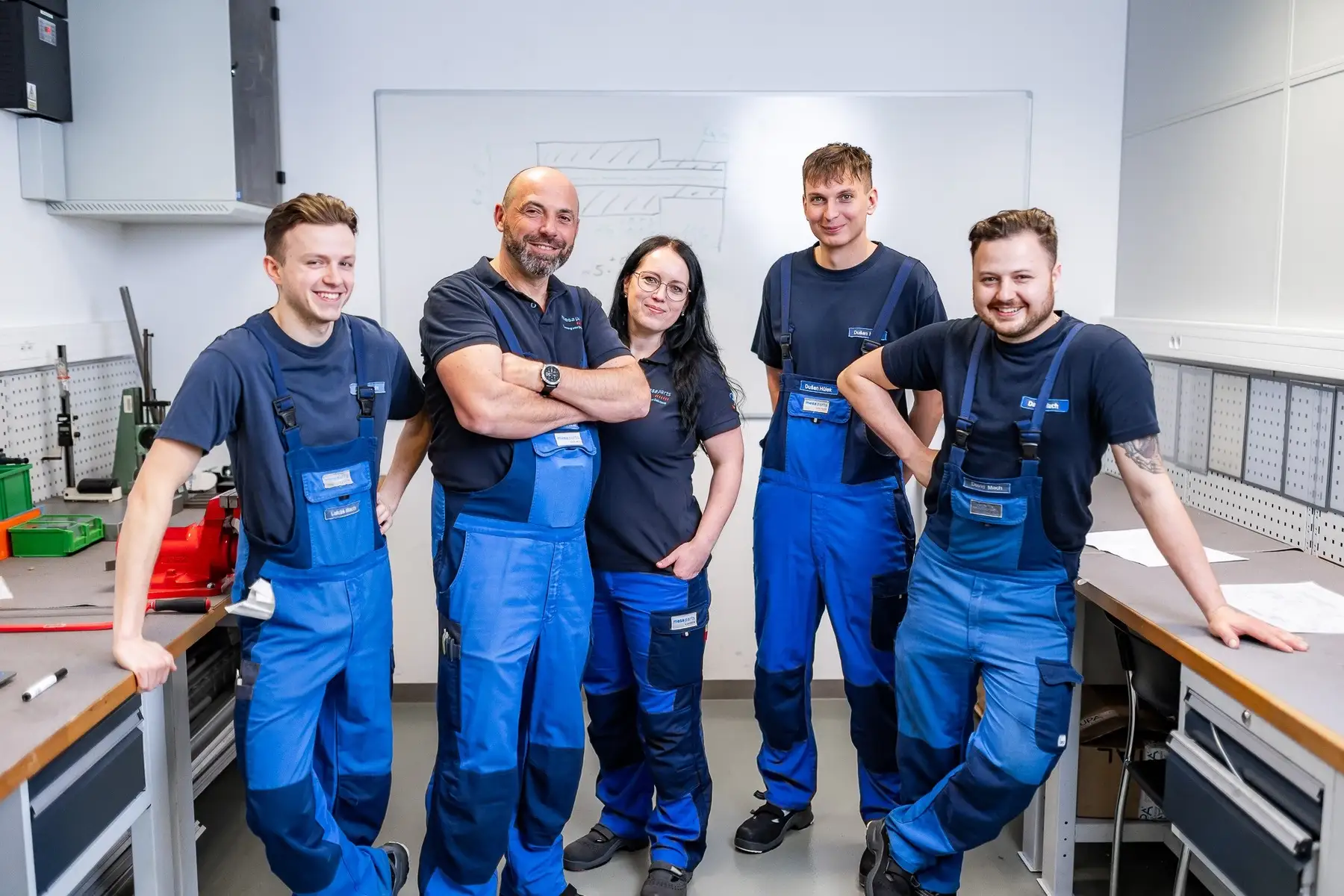 Zaměstnanci obsluhují CNC řízení v mesa parts