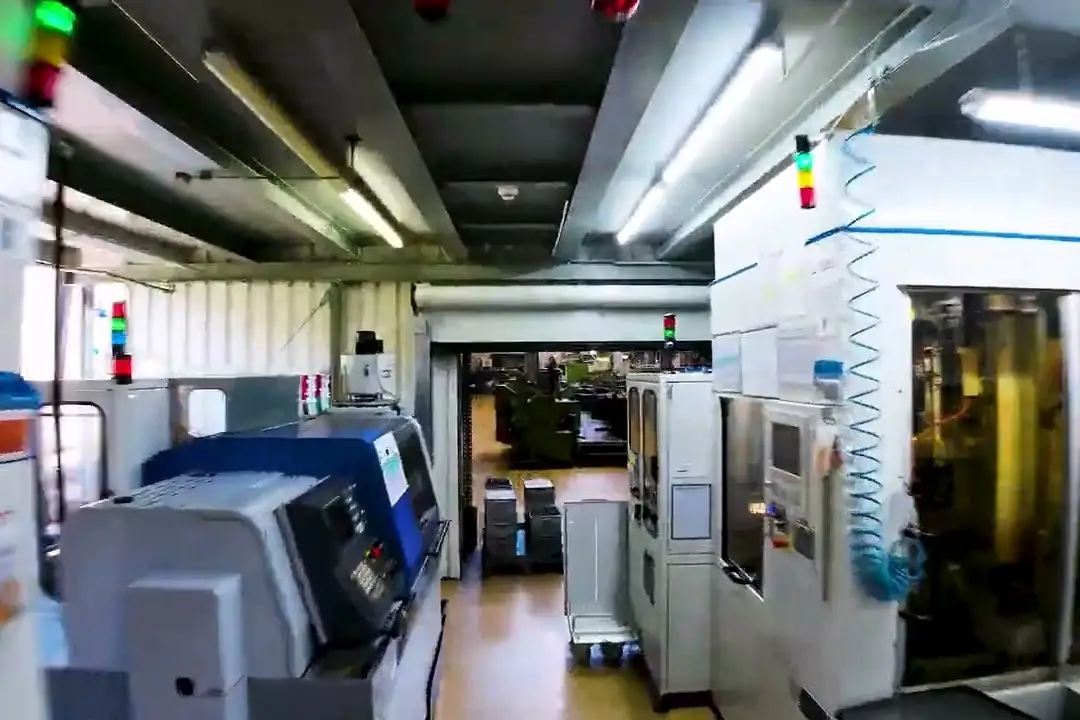 Drohnenaufnahme durch die Produktionshalle von mesa parts