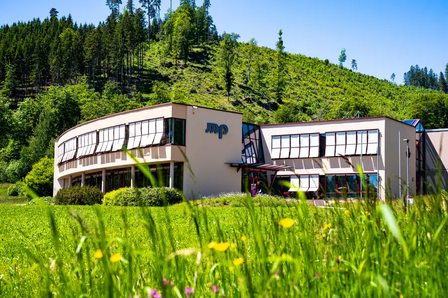 Firmengebäude mesa parts in Lenzkirch im Schwarzwald, sonniger Standort