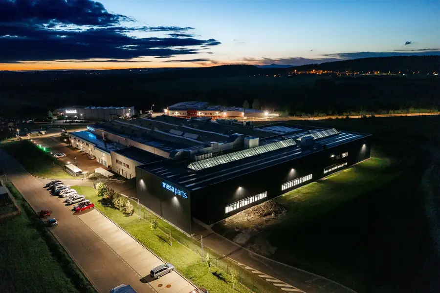 mesa parts Firmengebäude in Tschechien bei Nacht, Drohnenaufnahme